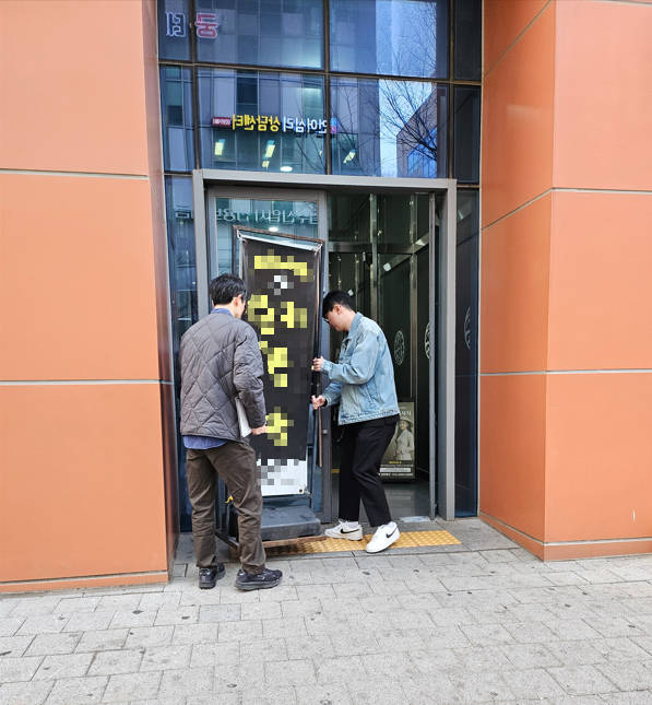 연수구는 지난 26일 송도동 상가 주변을 중심으로 도시미관을 해치고 보행자의 시야를 가려 안전을 위협하는 불법 유동광고물을 야간에 일제 정비했다